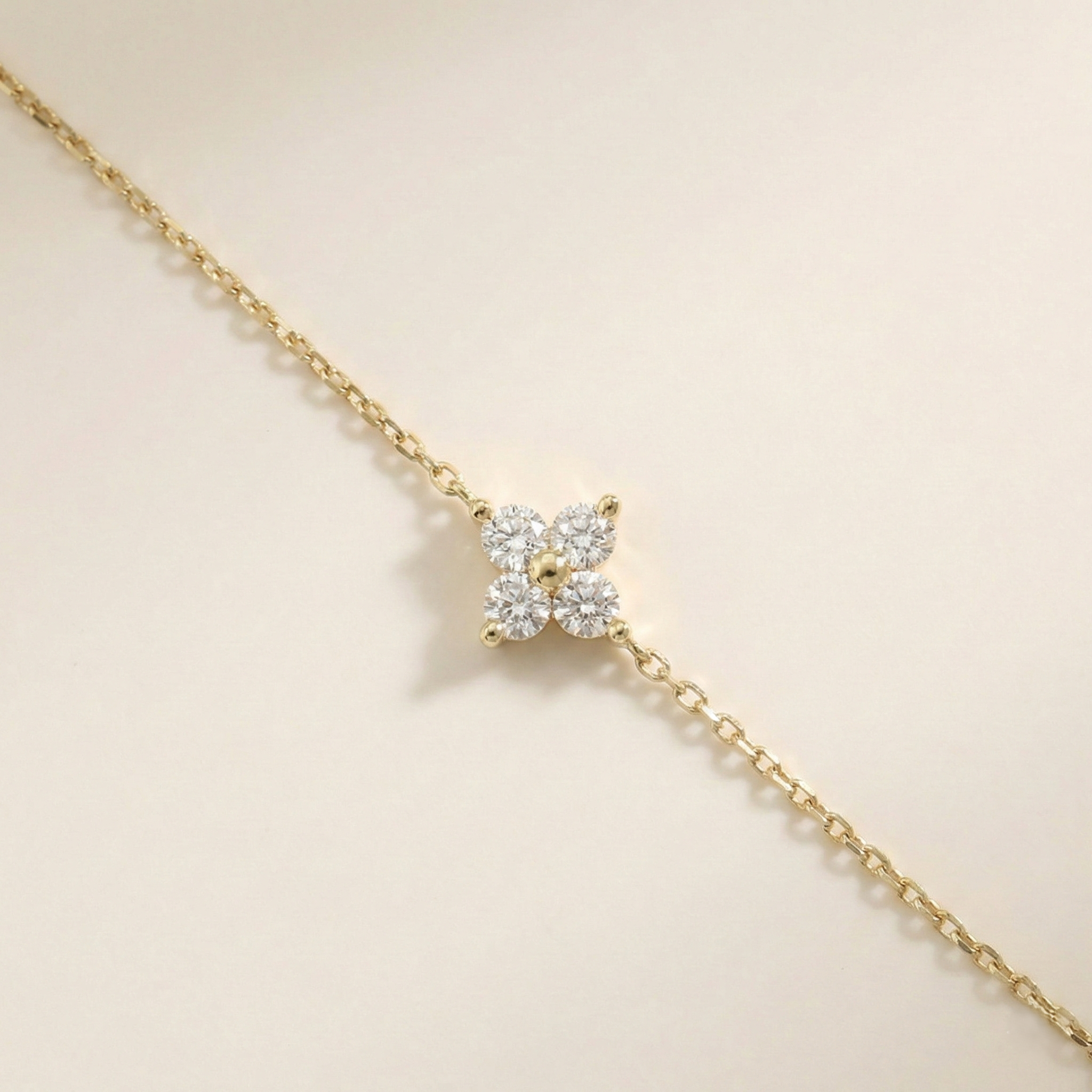 Collier Chance OPALINE PARIS avec pendentif en argent et détails élégants, porté autour du cou.
