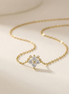 Collier Chance OPALINE PARIS en or avec pendentif étoile et chaîne délicate, porté sur un fond neutre.