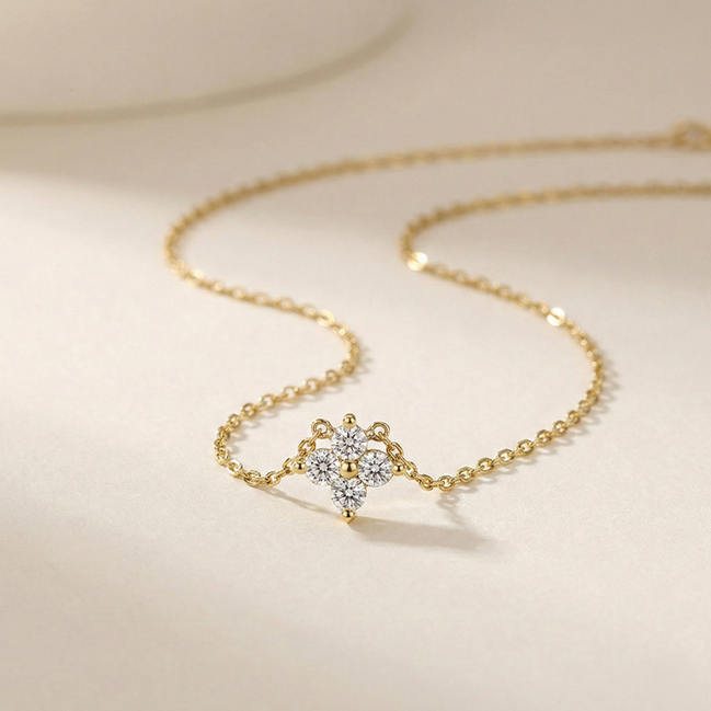 Collier Chance OPALINE PARIS en or avec pendentif étoile et chaîne délicate, porté sur un fond neutre.