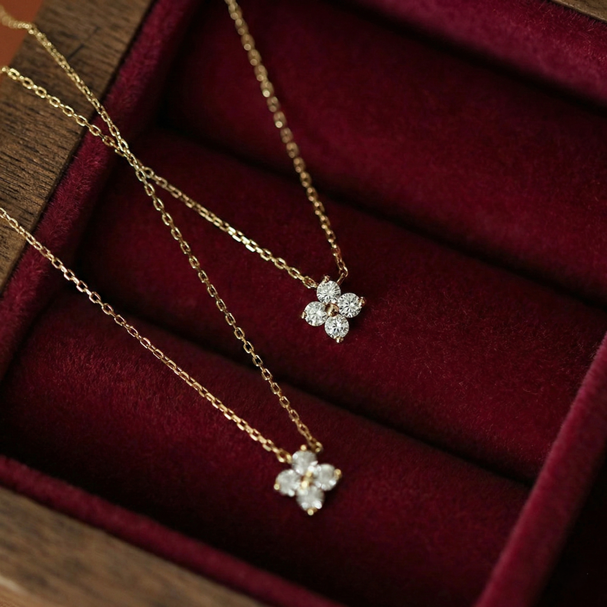 Collier Chance en or avec pendentif élégant, signé OPALINE PARIS, posé sur un fond neutre.