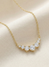 Collier Lumi OPALINE PARIS en pendentif élégant avec chaîne fine en or ou argent, visible sur une mannequin.