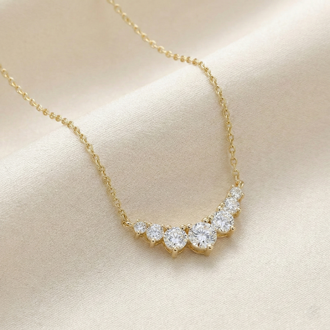 Collier Lumi OPALINE PARIS en pendentif élégant avec chaîne fine en or ou argent, visible sur une mannequin.