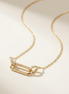 Collier Melia OPALINE PARIS en or avec pendentif délicat, porté sur fond blanc.