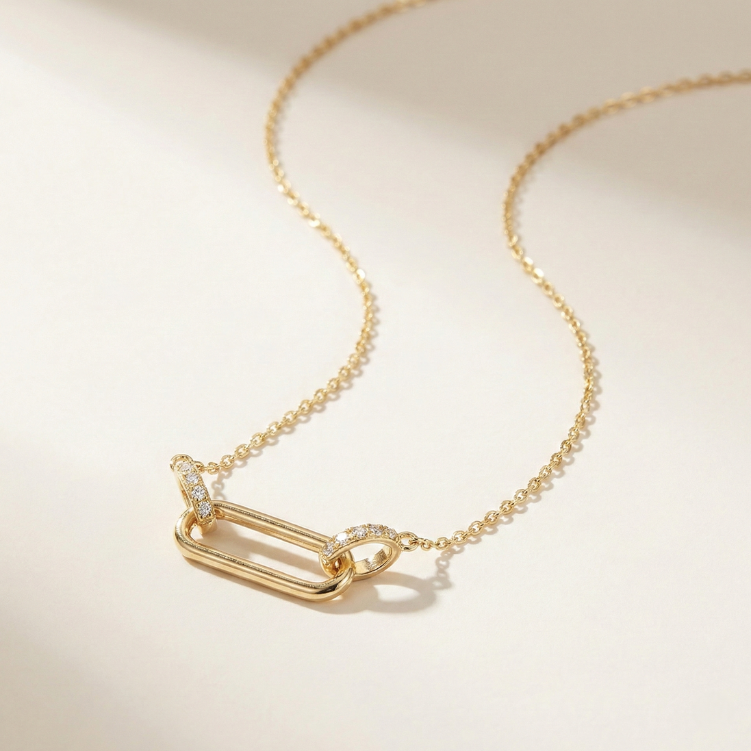 Collier Melia OPALINE PARIS en or avec pendentif délicat, porté sur fond blanc.
