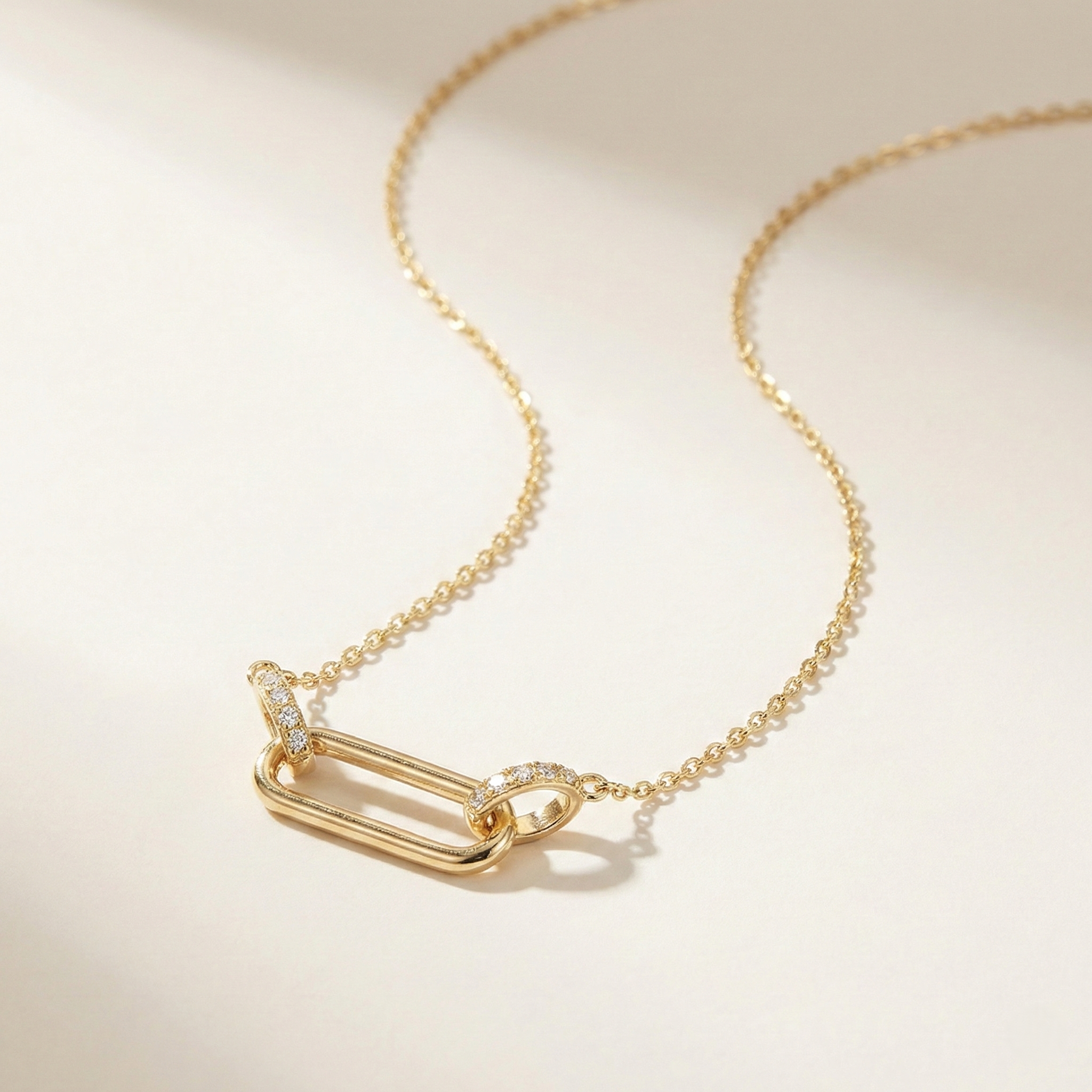 Collier Melia OPALINE PARIS en or avec pendentif délicat, porté sur fond blanc.