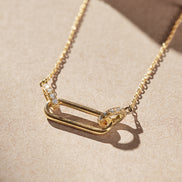 Collier Melia d'Opaline Paris avec pendentif délicat en argent et pierres colorées, porté sur un fond neutre.