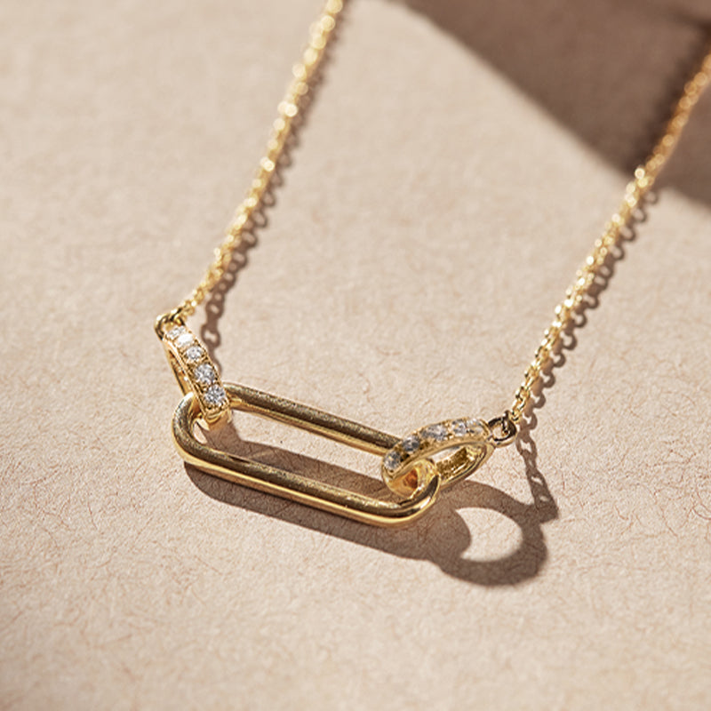 Collier Melia d'Opaline Paris avec pendentif délicat en argent et pierres colorées, porté sur un fond neutre.