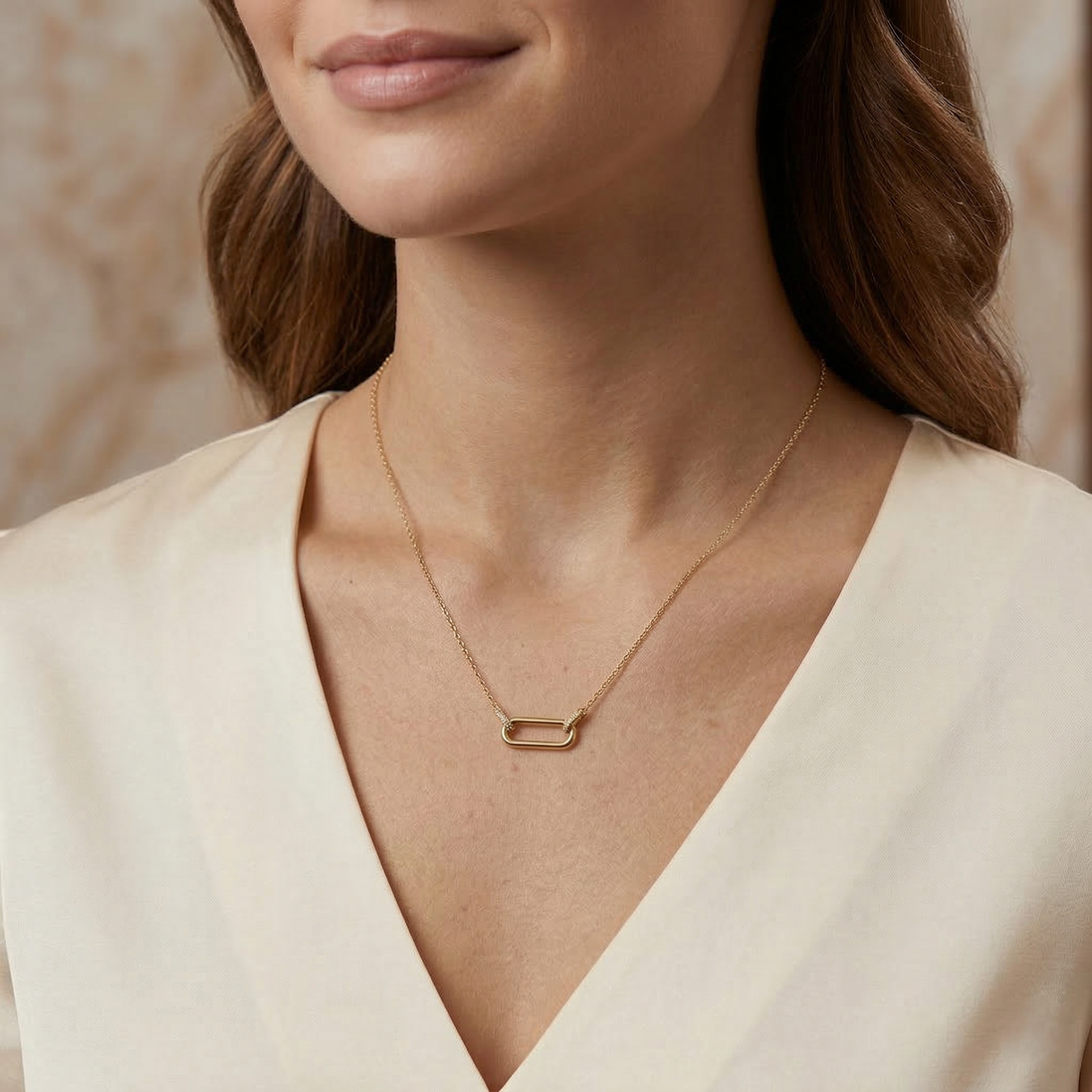 Collier Melia OPALINE PARIS en or avec pendentif délicat, porté sur une chaîne fine, en gros plan.