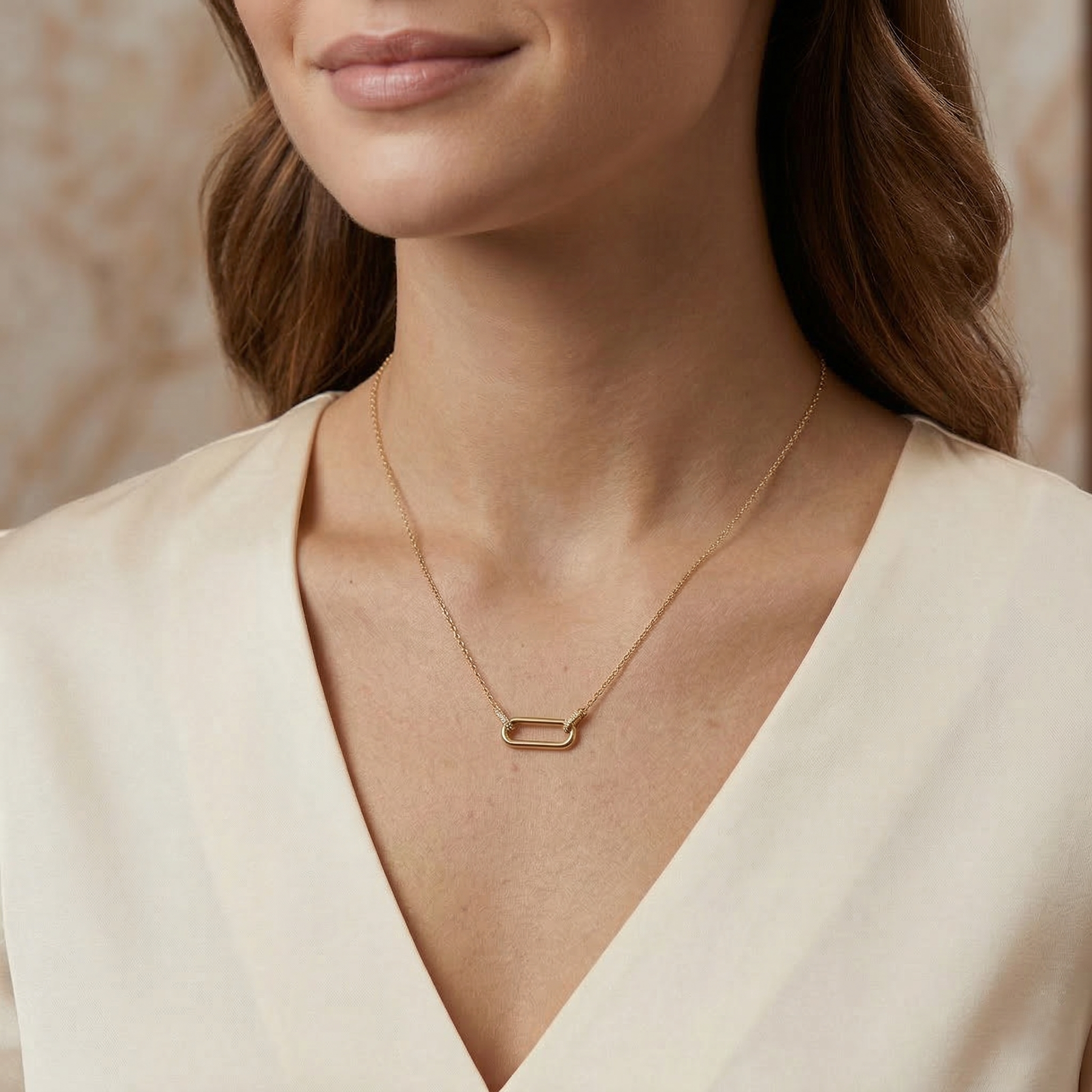 Collier Melia OPALINE PARIS en or avec pendentif délicat, porté sur une chaîne fine, en gros plan.