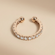 Earcuff Nova de OPALINE PARIS, bijou d'oreille en acier, avec design moderne et élégant, visible sur fond blanc.