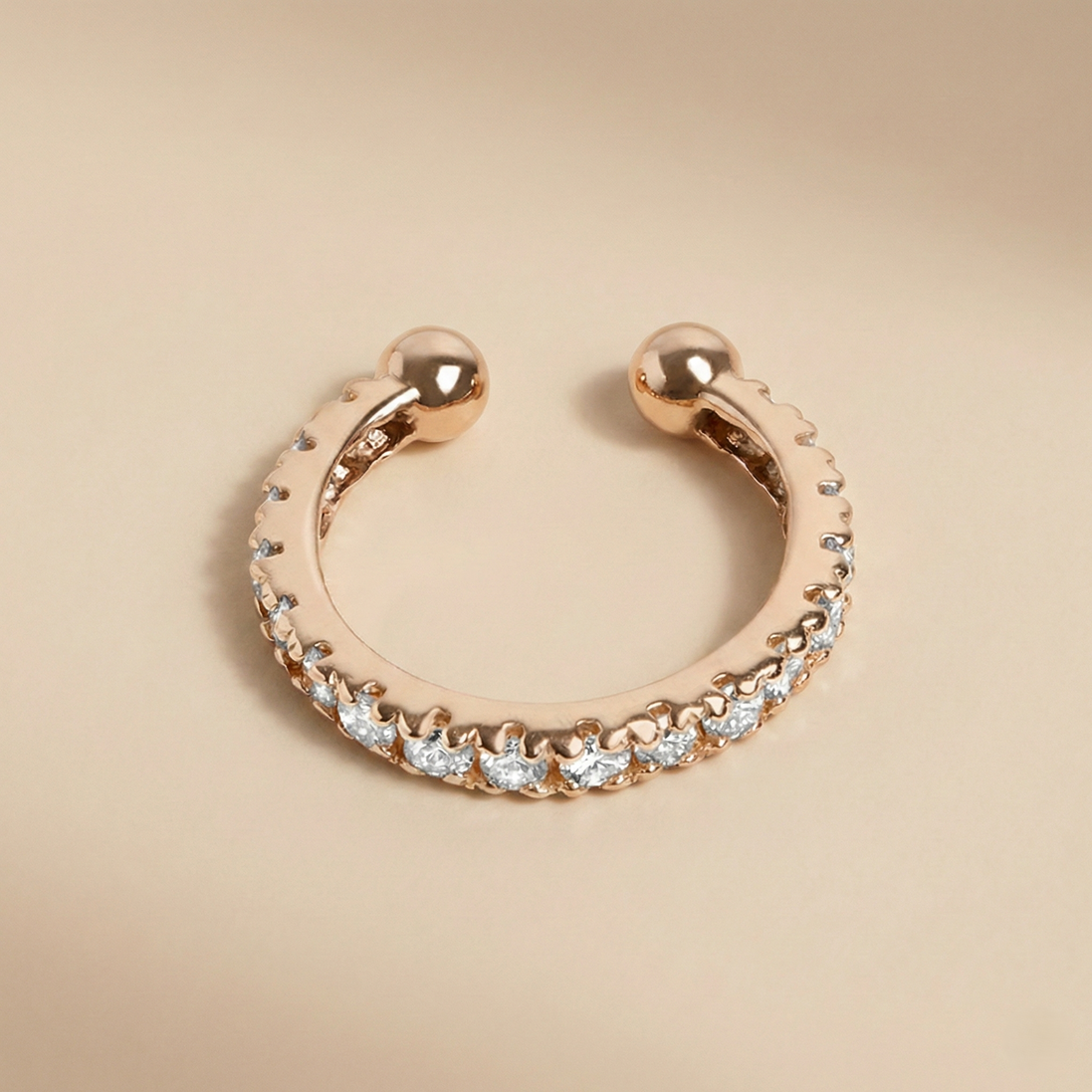 Earcuff Nova de OPALINE PARIS, bijou d'oreille en acier, avec design moderne et élégant, visible sur fond blanc.