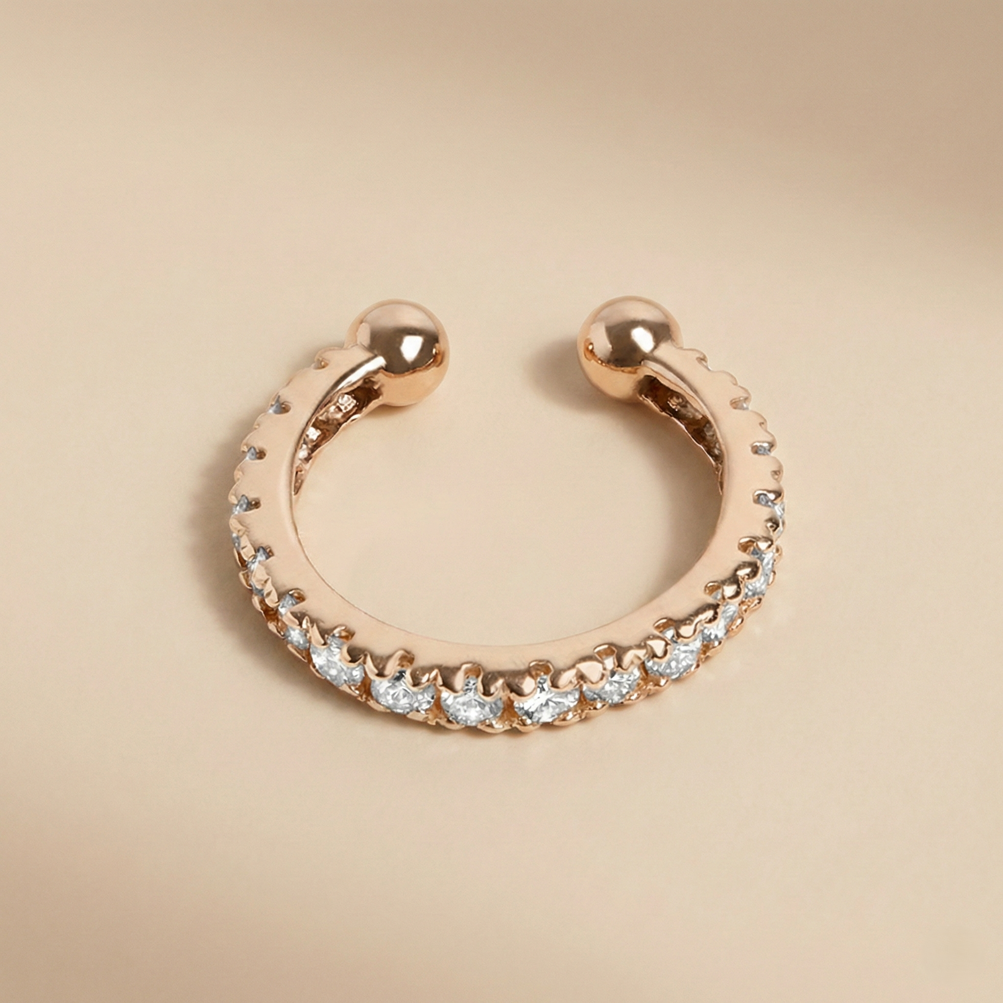 Earcuff Nova de OPALINE PARIS, bijou d'oreille en acier, avec design moderne et élégant, visible sur fond blanc.
