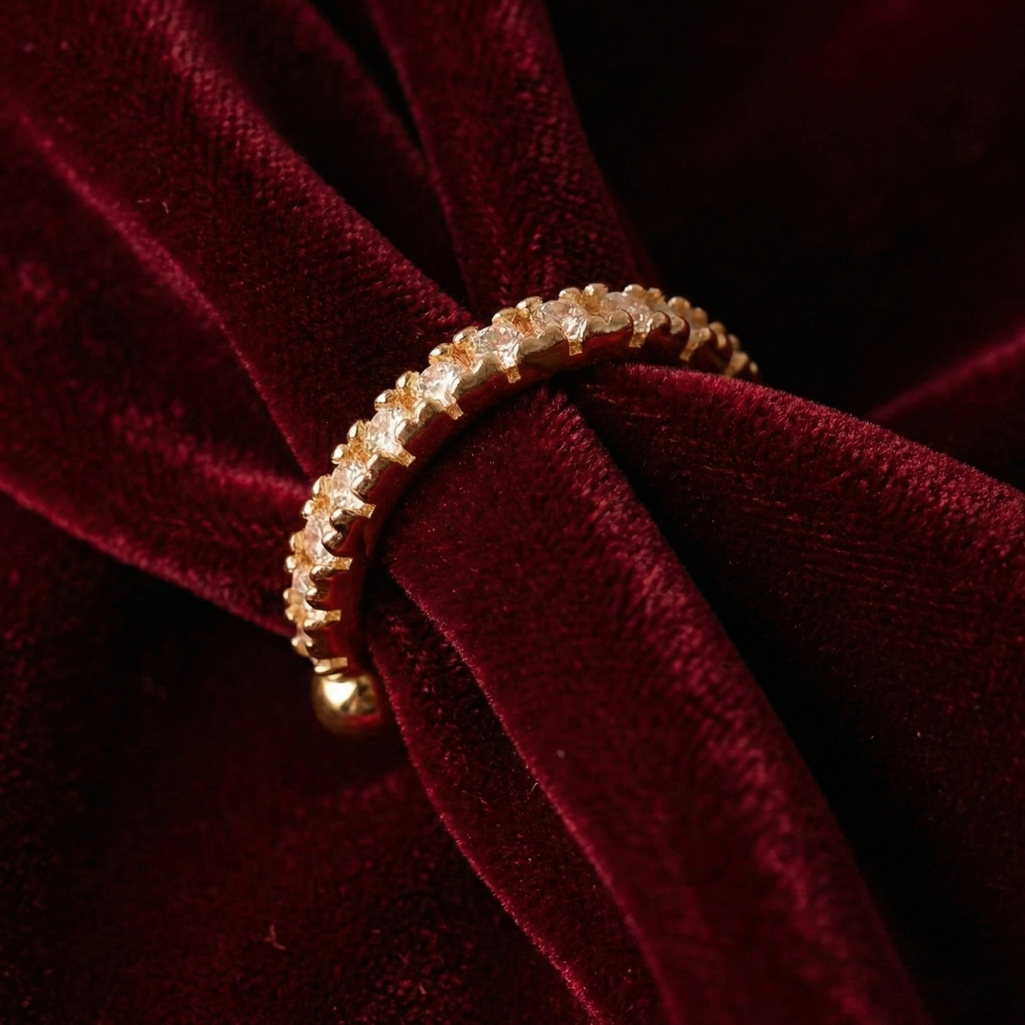 Earcuff Nova d'OPALINE PARIS en métal argenté avec détails élégants, porté sur l'oreille.