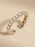 Earcuff Nova de OPALINE PARIS, bijou d'oreille en métal argenté avec design moderne et épuré, visible sur l'image.