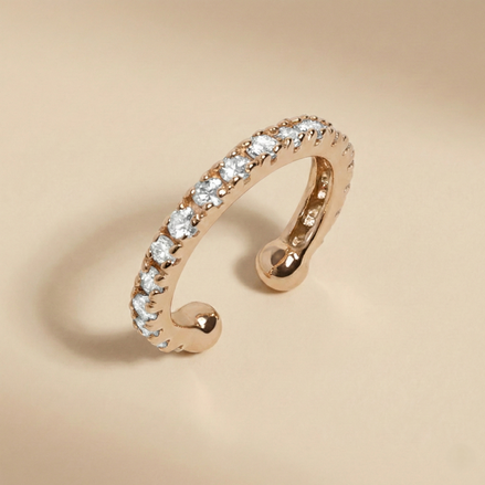 Earcuff Nova de OPALINE PARIS, bijou d'oreille en métal argenté avec design moderne et épuré, visible sur l'image.