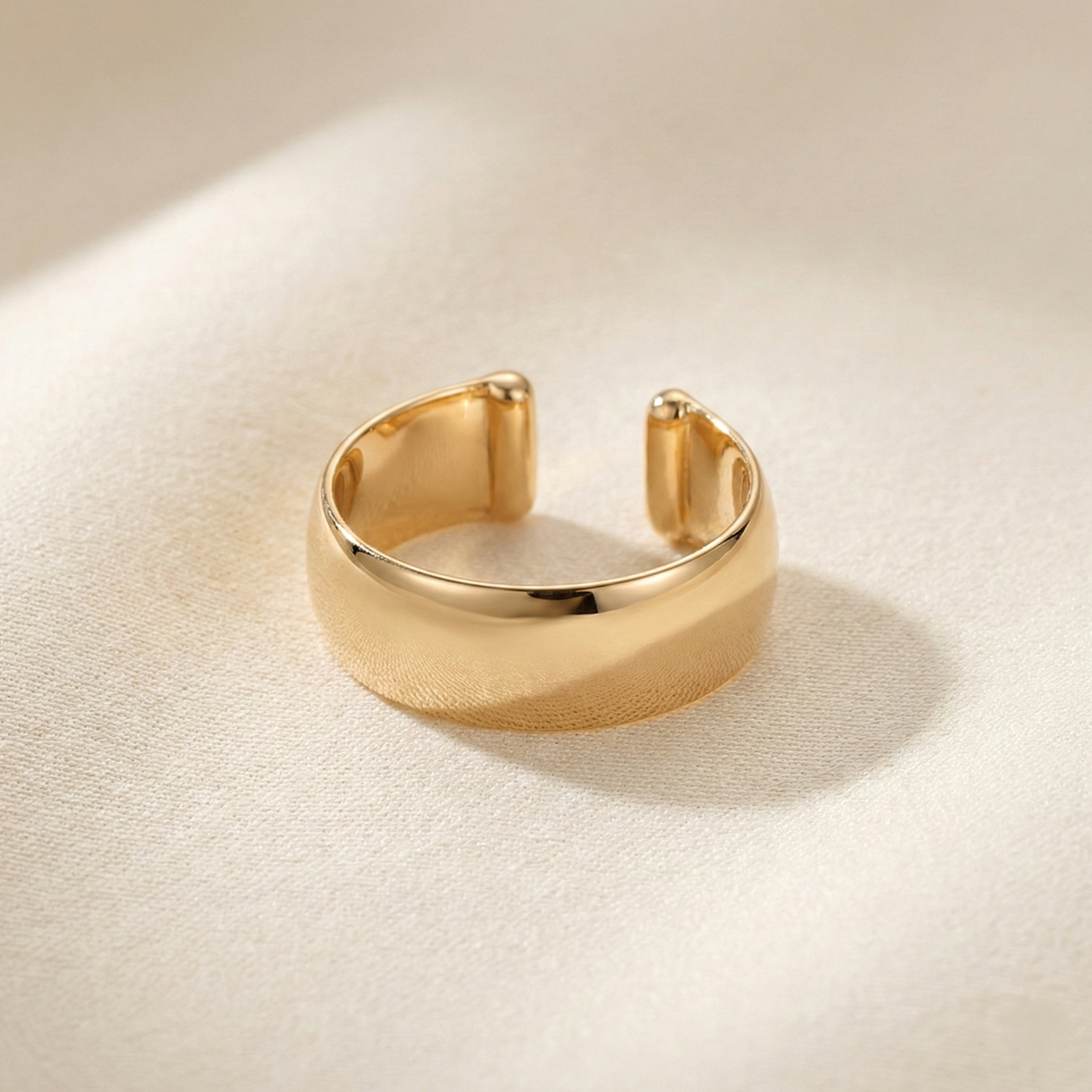 Earcuff Vera de OPALINE PARIS, bijou en or avec détails élégants, porté sur l'oreille gauche.