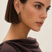 Boucles d'oreilles Ora OPALINE PARIS en or avec design élégant et détails raffinés.