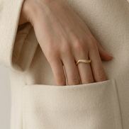 Bague Reva OPALINE PARIS en argent avec un design élégant et fin, porté par une modèle.
