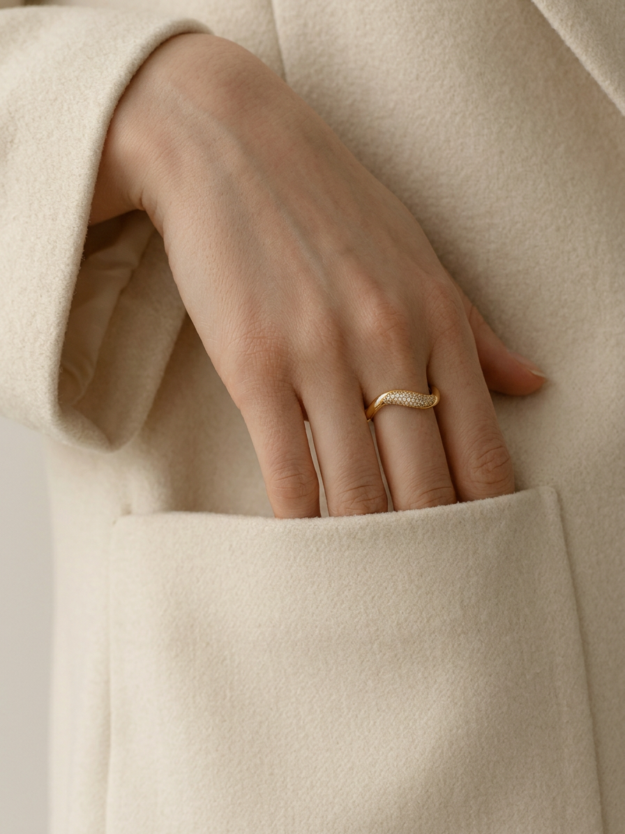 Bague Reva OPALINE PARIS en argent avec un design élégant et fin, porté par une modèle.