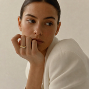 Bague Reva OPALINE PARIS en argent avec un design élégant et fin, porté par une modèle.