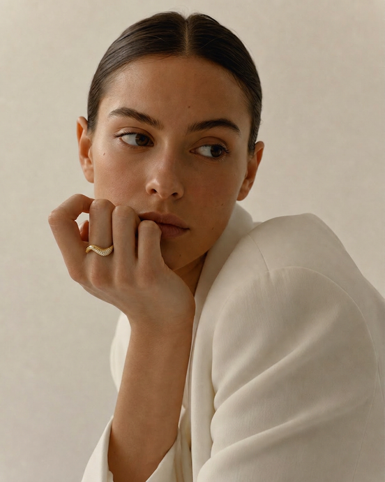 Bague Reva OPALINE PARIS en argent avec un design élégant et fin, porté par une modèle.