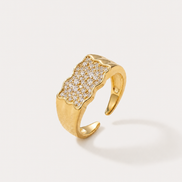 Bague Nicki en or avec pierre scintillante, conçue par OPALINE PARIS, vue en gros plan sur fond blanc.