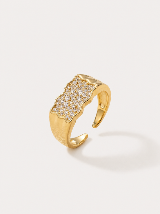 Bague Nicki en or avec pierre scintillante, conçue par OPALINE PARIS, vue en gros plan sur fond blanc.