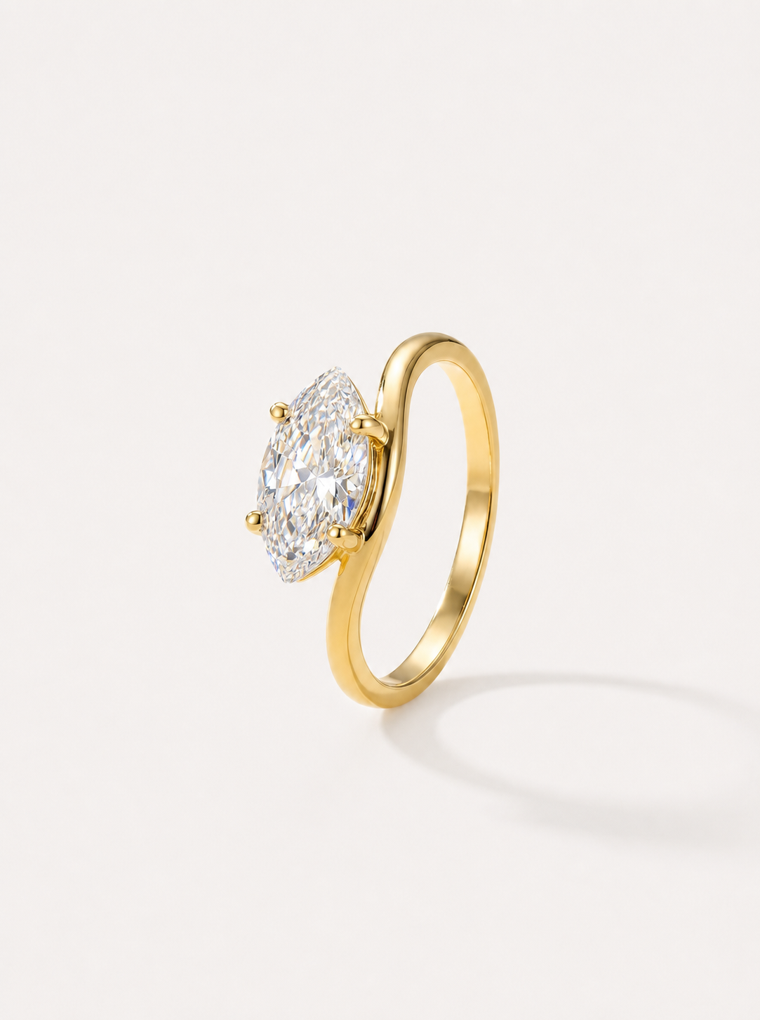 Bague Milie en or avec pierre délicate, bijou élégant de la marque OPALINE PARIS, vue de face sur fond blanc.