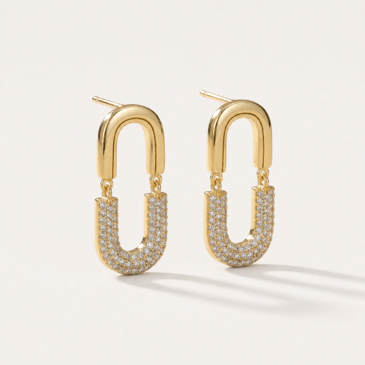 Boucles d'oreilles Stella OPALINE PARIS avec design élégant en métal doré et pierres scintillantes.