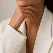 Bague Tara en or avec pierre précieuse, fabriquée par OPALINE PARIS, visible avec détails de la bague.