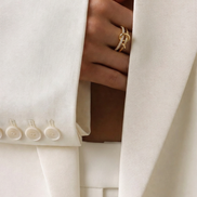 Bague Tara en or avec pierre précieuse, fabriquée par OPALINE PARIS, visible avec détails de la bague.